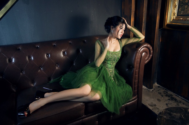 Người đẹp Emily Hồng Nhung đầy ma mị trong trang phục dạ hội mang phong cách châu Âu - Ảnh 13. Người đẹp Emily Hồng Nhung đầy ma mị trong trang phục dạ hội mang phong cách châu Âu - Ảnh 13.