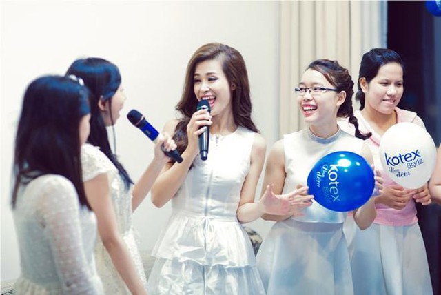 Sau Đông Nhi, Mlee xúng xính mở tiệc ngủ cùng fan nữ - Ảnh 1. Sau Đông Nhi, Mlee xúng xính mở tiệc ngủ cùng fan nữ - Ảnh 1.
