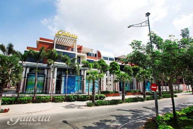 Dù tọa lạc ngay mặt tiền đường Nguyễn Hữu Thọ nhưng Galleria luôn mang đến cảm giác yên ả dễ chịu nhờ những hàng cây xanh mát