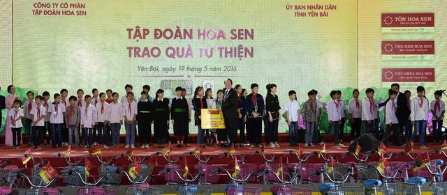 Ông Trần Ngọc Chu – Phó Chủ tịch Hội đồng Quản trị  - Tổng Giám đốc Tập đoàn Hoa Sen trao tặng 50 xe đạp cho học sinh nghèo vượt khó tỉnh Yên Bái