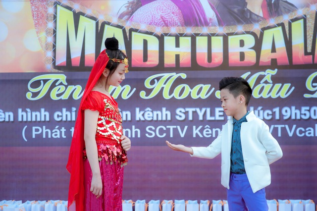 Cận cảnh vẻ đáng yêu của hai thiên thần nhí cover siêu phẩm Ấn Độ - Ảnh 1. Cận cảnh vẻ đáng yêu của hai thiên thần nhí cover siêu phẩm Ấn Độ - Ảnh 1.