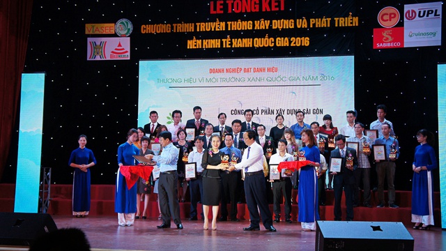 Đại diện SCC với thương hiệu PhoDong Village nhận danh hiệu “Thương hiệu vì môi trường xanh Quốc gia năm 2016” tại Hà Nội ngày 25/06/2016