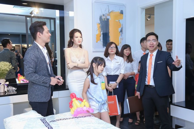 Đến với showroom Nội thất Hoàn Mỹ, mọi khách hàng sẽ đều được tư vấn bởi những kiến trúc sư giàu kinh nghiệm