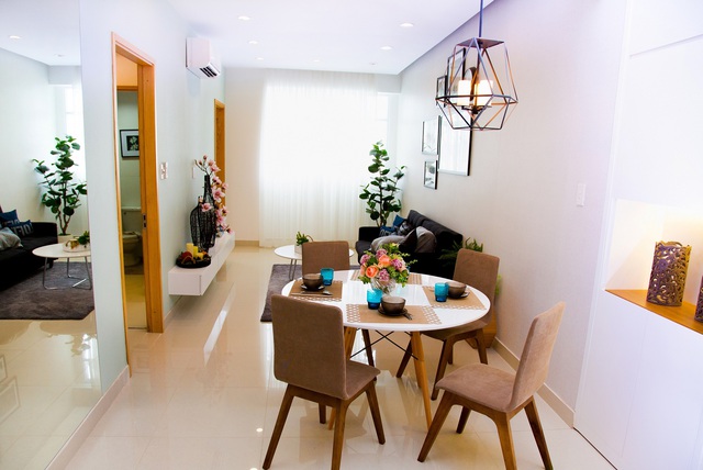 Bố trí phòng khách liên thông với phòng bếp giúp không gian mở rộng và thoáng đãng hơn cho gia chủ.