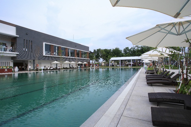 Hồ bơi tiêu chuẩn Olympic tại Celadon Sports & Resort Club.