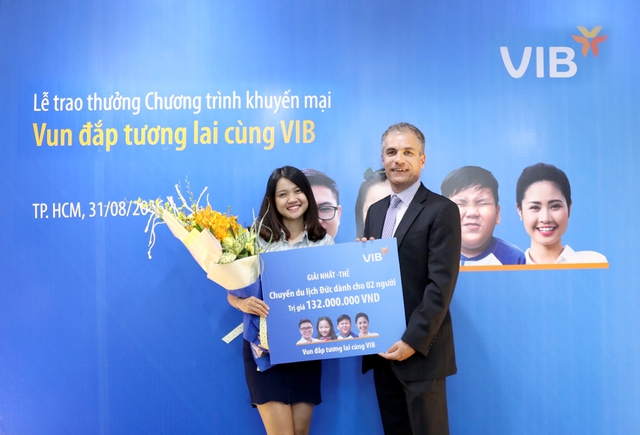 Chị Phạm Thanh Thủy nhận giải thưởng chuyến du lịch đến Đức dành cho 2 người.