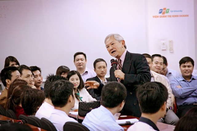 Giáo sư Phan Văn Trường – nguyên Cố vấn thương mại của chính phủ Pháp, hiện là cố vấn cao cấp của Viện Quán trị Kinh doanh FSB cũng thường đến chia sẻ với học viên MBA.