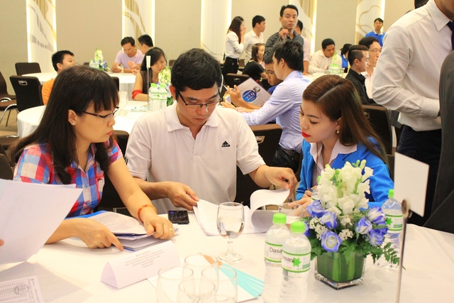 Nhân viên kinh doanh tư vấn cho khách hàng mua nhà ở ngay trước Tết Đinh Dậu 2017.