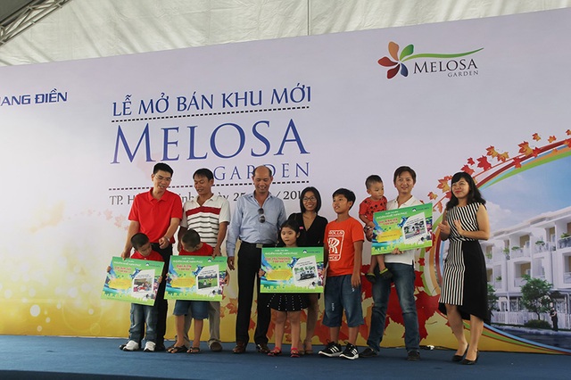 Các gia đình nhận giải thưởng của cuộc thi ảnh “Khoảnh khắc hạnh phúc” do Khang Điền tổ chức.