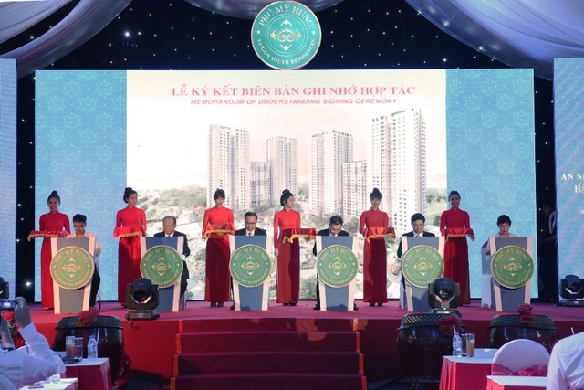Công ty Phú Mỹ Hưng cũng đã chủ động cùng các đối tác ngân hàng, thiết kế, nội thất ký kết chương trình hợp tác nhằm đưa ra nhiều ưu đãi dành riêng cho khách mua căn hộ Saigon South Residences.