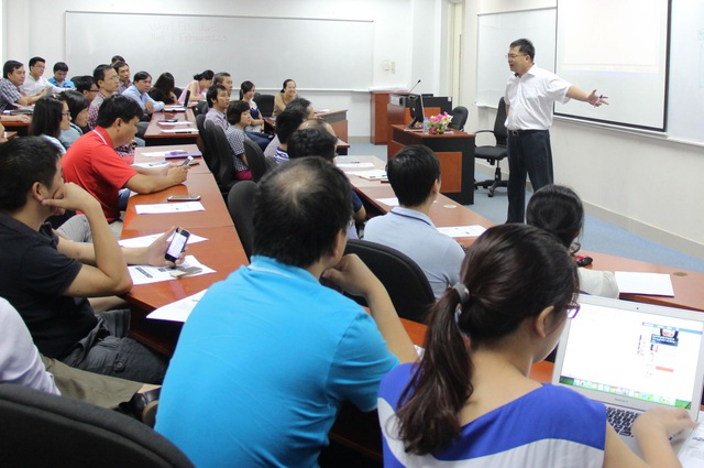 Chủ tịch Công ty Phần mềm FPT Hoàng Nam Tiến đang rút bầu kinh nghiệm để chia sẻ với học viên chương trình MBA của Viện QTKD FSB.