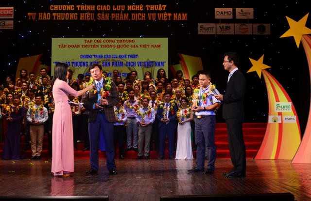 Ông Nguyễn Tiến Đức – CT HĐQT kiêm TGĐ AMD GROUP giao lưu tại Lễ công bố “TOP 100 Thương hiệu, sản phẩm, dịch vụ nổi tiếng Việt Nam”.