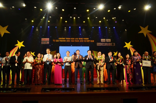 Các doanh nghiệp Lễ công bố “TOP 100 Thương hiệu, sản phẩm, dịch vụ nổi tiếng Việt Nam”.