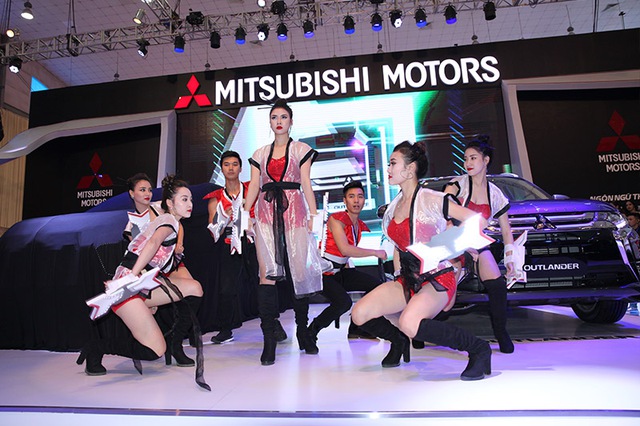 Quảng bá khéo léo ngôn ngữ thiết kế mới Dynamic Shield, Mitsubishi đã dàn dựng một màn vũ đạo mạnh mẽ cùng hình tượng những chiếc khiên bảo vệ.