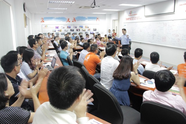 Chú tịch FPT Trương Gia Bình đang chia sẻ những tri thức, kinh ngiệm của mình cho học viên MBA và MiniMBA của Viện quản trị Kinh doanh FSB.