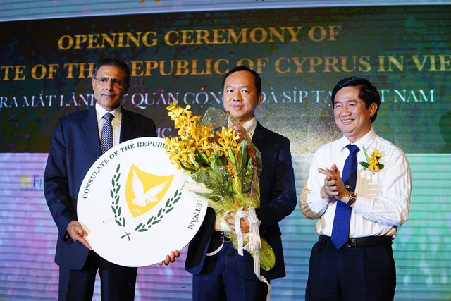 Ngài Demetrios Theophylactou (bên trái) và ông Huỳnh Văn Hạnh, giám đốc Sở Tư Pháp Thành phố Hồ Chí Minh (bên phải) tặng hoa cho Lãnh sự danh dự Cộng Hòa Síp, tiến sĩ Phan Quốc Công (chính giữa).