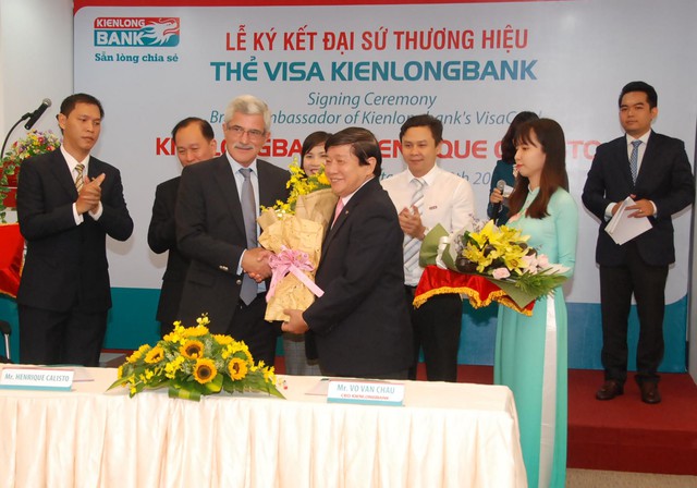 Ông Calisto – Cựu Huấn luyện viên trưởng Đội tuyển Bóng đá Việt Nam và Ông Võ Văn Châu trao hoa chúc mừng sau lễ ký kết Đai sứ thương hiệu cho thẻ Kienlongbank Visa.
