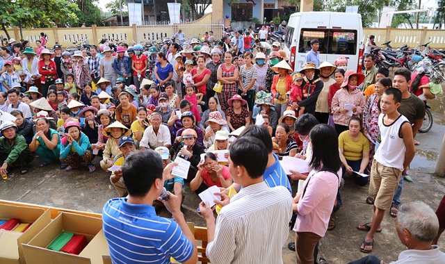 Nhân viên DHG tận tình hướng dân sử dụng thuốc cho người dân.