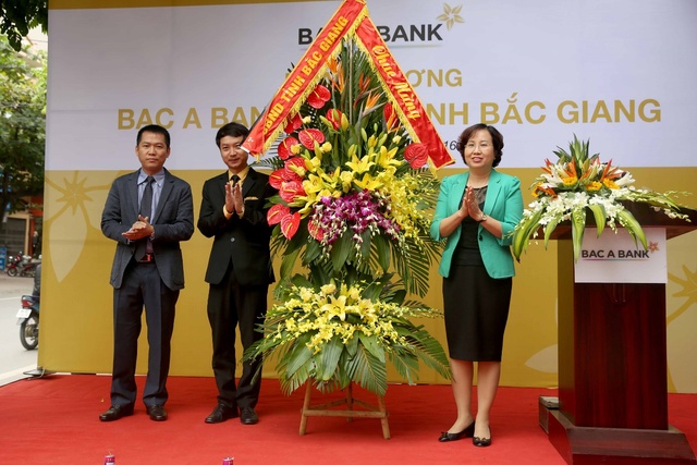 Phó chủ tịch UBND tỉnh Bắc Giang tặng hoa chúc mừng BAC A Bank chi nhánh Bắc Giang.