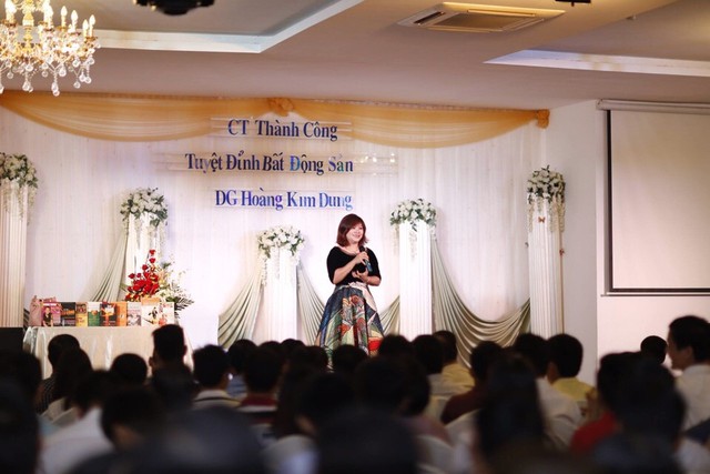 Công thức thành công tuyệt đỉnh từ bất động sản cũng là chủ đề truyền lửa mà nữ diễn giả Hoàng Kim Dung tổ chức thu hút rất đông giới trẻ tham gia.