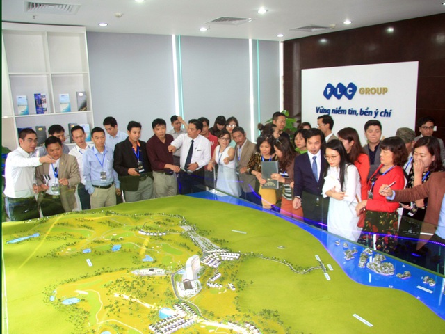 Hàng trăm lượt khách hàng tới tìm hiểu thông tin về dự án FLC Hạ Long.