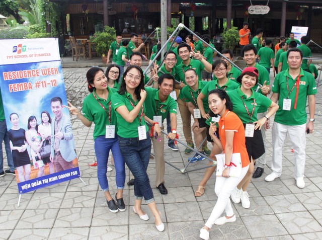 Học viên MBA thường có những chương trình học kết hợp với Teambuilding thú vị và bổ ích, giúp gắn kết các thành viên.