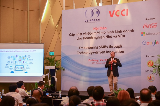 Coca-Cola luôn chủ động chia sẻ các kinh nghiệm kinh doanh của mình nhằm hỗ trợ nâng cao năng lực cạnh tranh của SMEs Việt Nam.