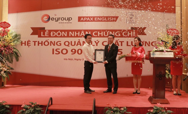 Ông Nguyễn Trường Sơn - Phó TGĐ Công ty Cổ phần Anh ngữ Apax đón nhận chứng chỉ ISO 9001:2015.