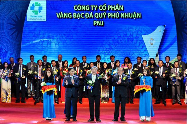 Ông Lê Hữu Hạnh – Phó TGĐ PNJ lên nhận chứng nhận Thương hiệu Quốc Gia 2016.