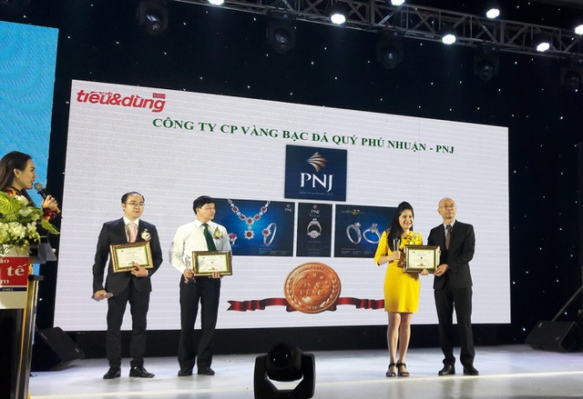 Đại diện PNJ nhận giải thưởng Tin & Dùng Việt Nam 2016 do Thời Báo Kinh tế Việt Nam tổ chức.