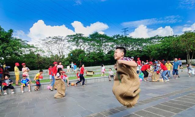 Các hoạt động vui chơi tập thể ngoài trời đặc biệt phù hợp khi được tổ chức tại công viên Yên Sở.