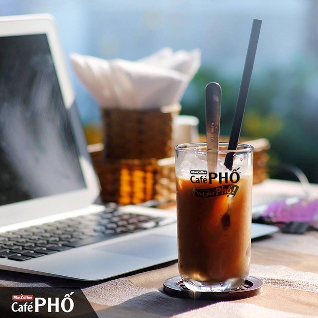 Café PHỐ sữa đá đúng điệu cà phê pha phin Việt Nam.