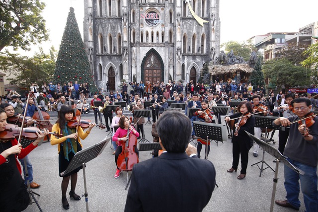 Toàn cảnh giao hưởng flashmob diễn ra tại nhà thờ Lớn Hà Nội ngày 28 tháng 12.