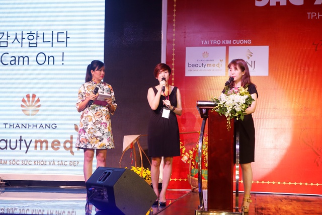 Bác sĩ Shin Kyoung Mi và Bà Đặng Thanh Hà - Phó TGĐ Thanh Hằng Beauty Medi trên sân khấu, sẵn sàng chia sẻ bí quyết chăm sóc sắc đẹp toàn diện cho các nữ doanh nhân.
