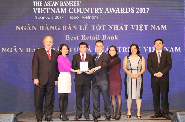 Đại diện lãnh đạo BIDV nhận giải thưởng ngân hàng bán lẻ tốt nhất Việt Nam 2017.