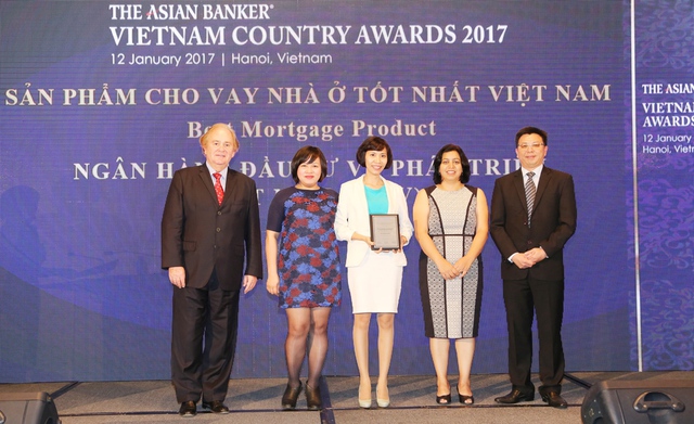 Bà Nguyễn Thị Kim Oanh -PGĐ Ban Phát triển ngân hàng bán lẻ nhận giải thưởng ngân hàng có sản phẩm cho vay nhà ở tốt nhất Việt Nam 2017.