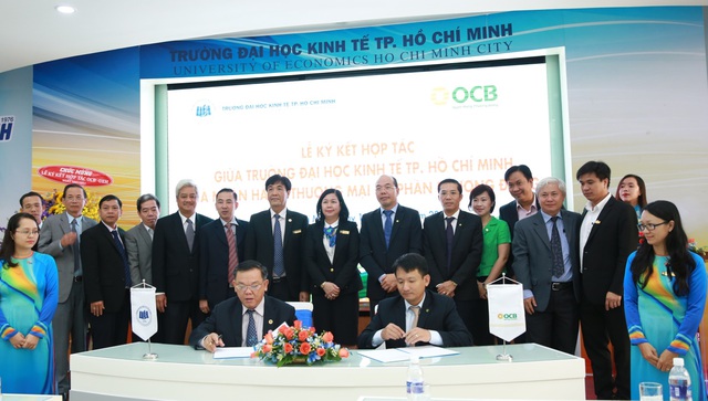 GS.TS Nguyễn Đông Phong – Hiệu trưởng UEH và Ông Nguyễn Đình Tùng – Tổng Giám đốc OCB kí kết thỏa thuận hợp tác lần 2.