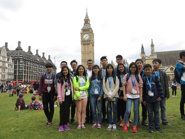 Các em du học sinh đang phấn khởi trong chuyến tham quan thành phố London.