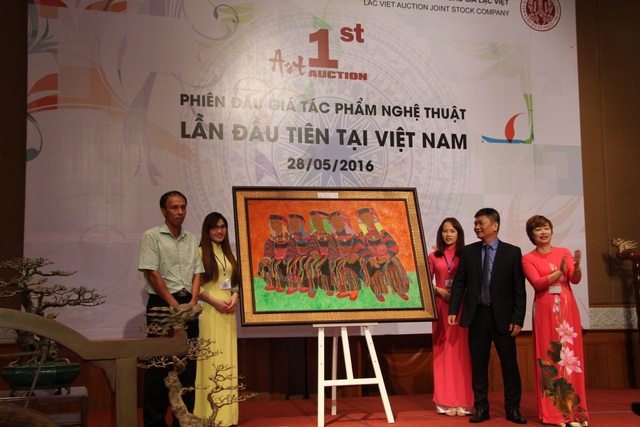 Bà Hạnh chủ trì phiên bán đấu giá các tác phẩm nghệ thuật đầu tiên tại Việt Nam.