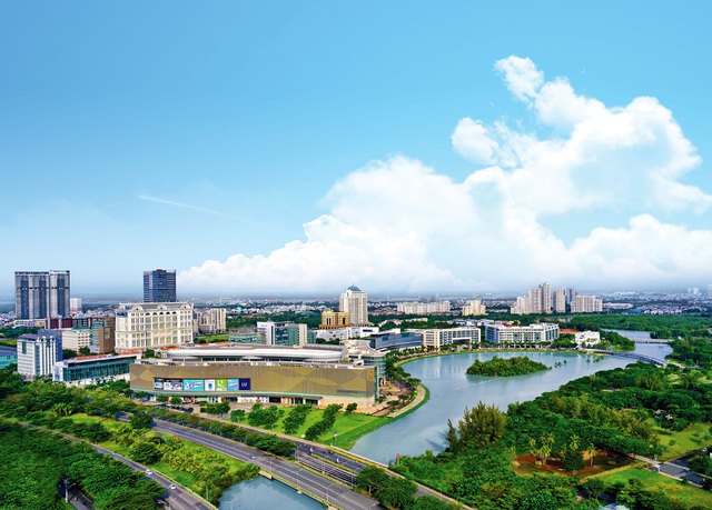 Hơn 5 năm nay, Hồ Bán Nguyệt Phú Mỹ Hưng đã trở thành địa danh nổi tiếng TP.HCM, giá trị bất động sản trong đô thị nhờ các công trình này cũng gia tăng nhiều.