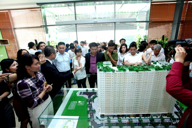 Hằng ngày, căn hộ mẫu Ecohome Phúc Lợi đón tiếp hàng trăm lượt khách đến thăm quan, tìm hiểu dự án.