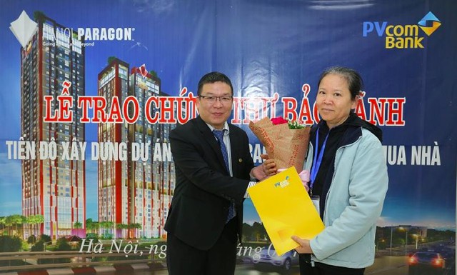Ông Phùng Thanh Hà – Giám đốc khu vực khối khách hàng cá nhân PVcomBank trao chứng thư cho khách hàng của dự án Hanoi Paragon.