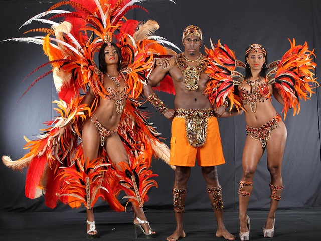 Trang phục cầu kỳ, sặc sỡ luôn là điểm nhấn của lễ hội Carnival.