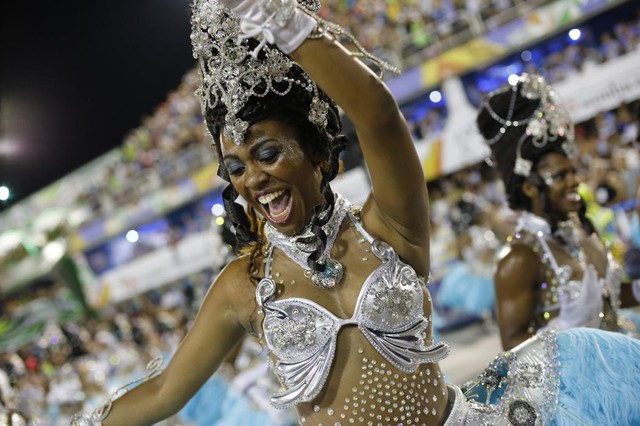 Những vũ điệu samba đầy gợi cảm, tôn vinh nét đẹp cơ thể.