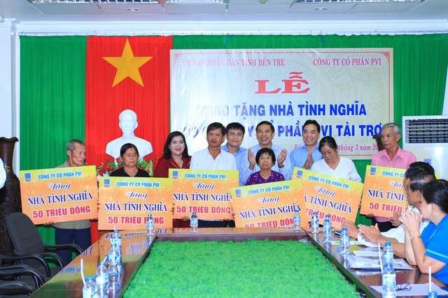 Đại diện Ban Lãnh đạo PVI trao tặng nhà tình nghĩa cho những người nghèo hoàn cảnh khó khăn tại tỉnh Bến Tre.