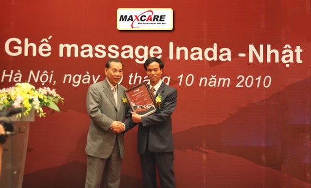 Ngài Nichumi Inada trao chứng nhận nhà phân phối độc quyền tại Việt Nam cho Dr. Nguyễn Xuân Thành – TGĐ. Maxcare Việt Nam.