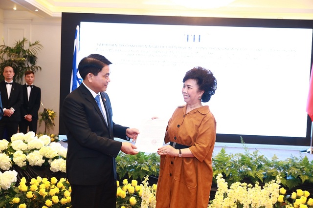 Chủ tịch UBND TP Hà Nội Nguyễn Đức Chung trao chứng nhận cấp đất cho dự án.
