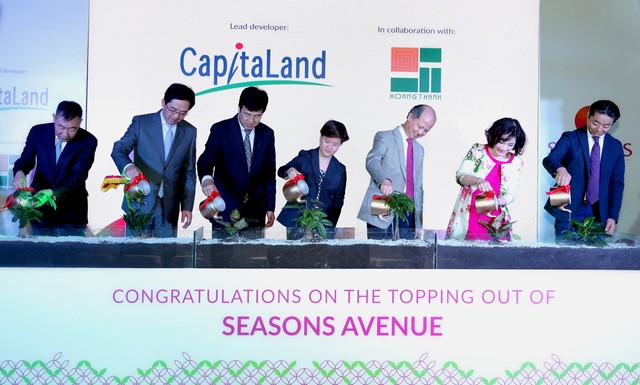 Đại diện chủ đầu tư CapitaLand, Đại sứ đặc mệnh toàn quyền nước cộng hòa Singapore tại Việt Nam, Đại diện nhà thầu và các khách mời danh dự tiến hành nghi thức tưới nước cho những mầm xanh đầu tiên tại dự án Seasons Avenue.