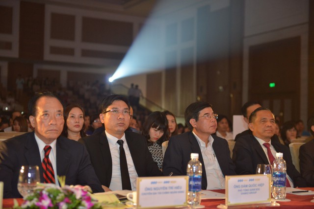 Ông Đàm Quốc Hiệp (thứ hai từ trái qua), Phó Tổng Giám đốc Danko Group – Đơn vị hợp tác chiến lược của Tập đoàn FLC tại dự án FLC Sầm Sơn.