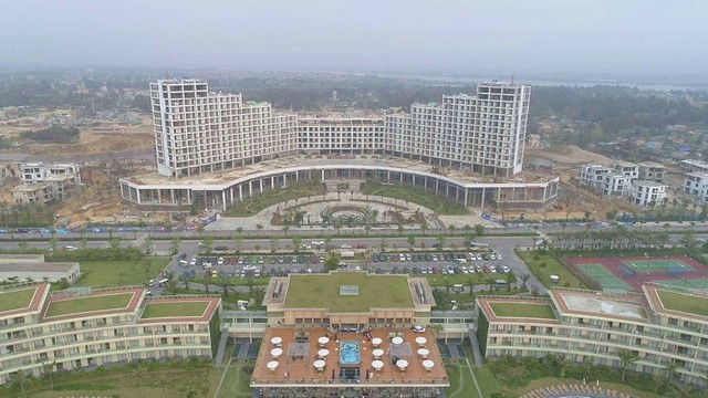 FLC Grand Hotel 15 tầng thuộc giai đoạn 2 của FLC Sầm Sơn đang gấp rút được hoàn thiện và đi vào bàn giao.